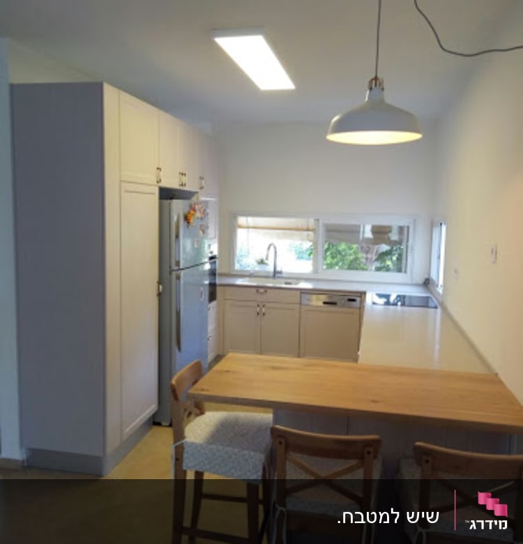 מטבח עם משטח שיש בהיר ליד כיור